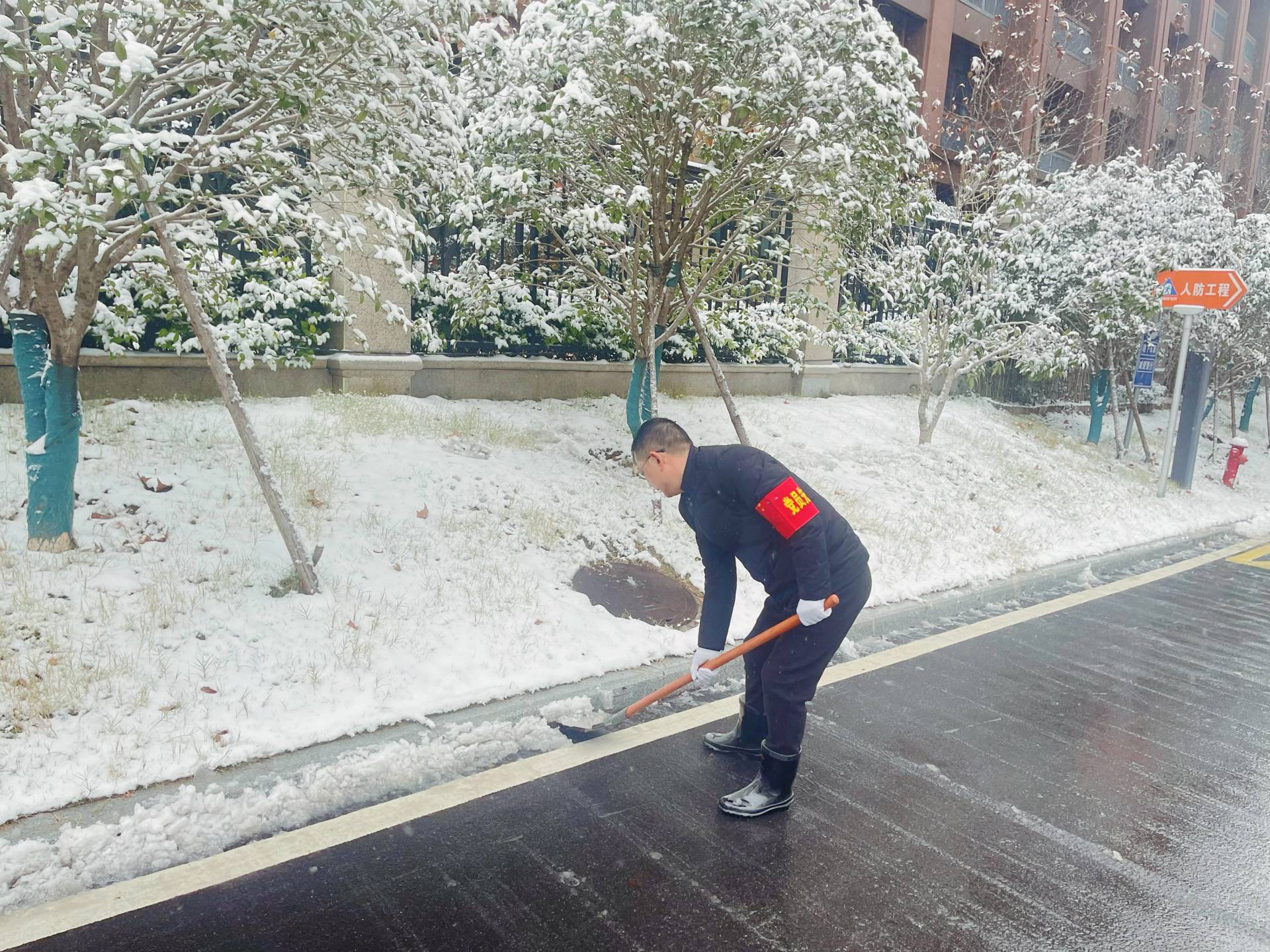 通源环境党总支积极应对雨雪天气  组织扫雪除冰义务活动