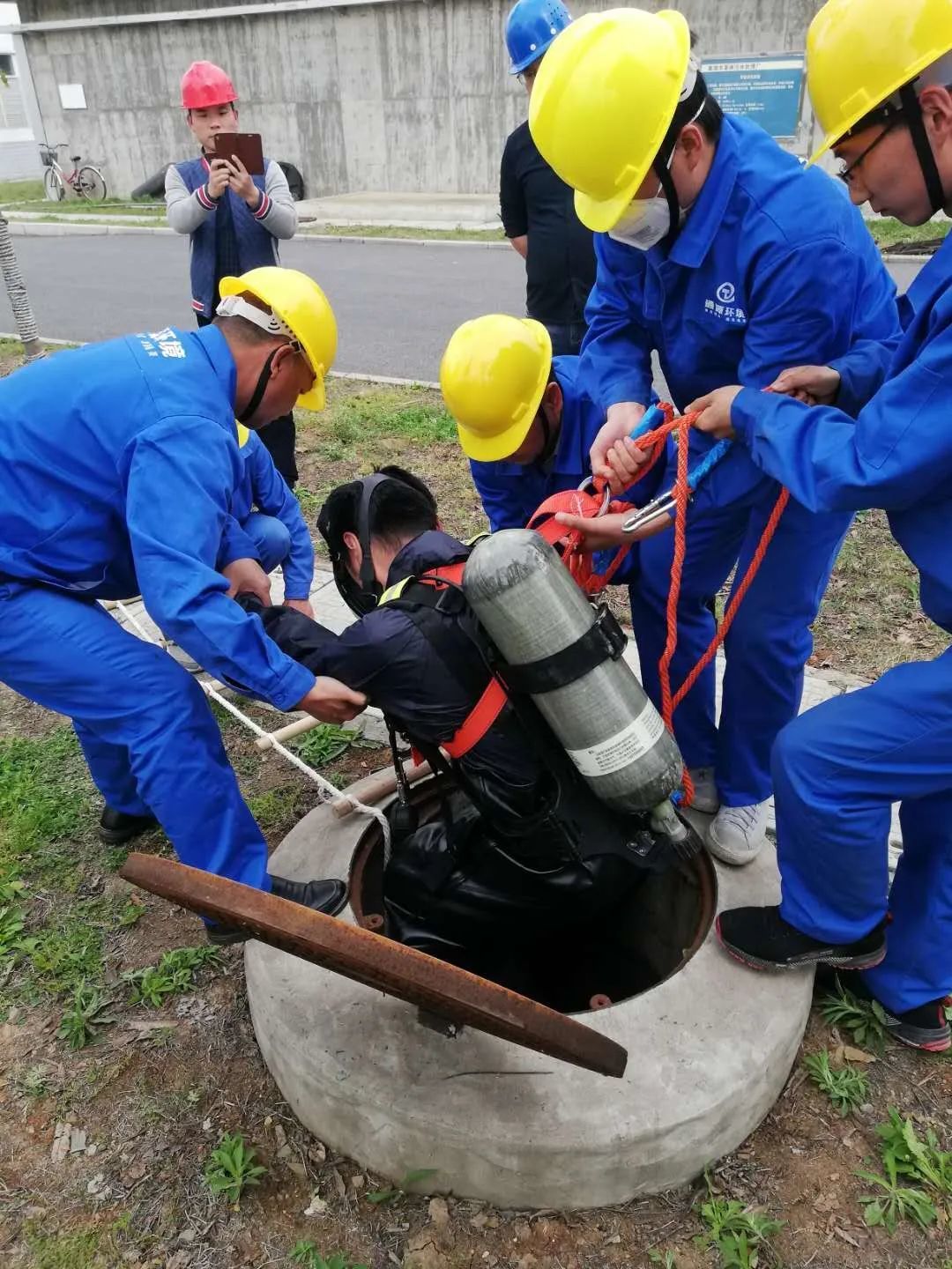 污泥事业部开展受限空间作业安全事故应急演练